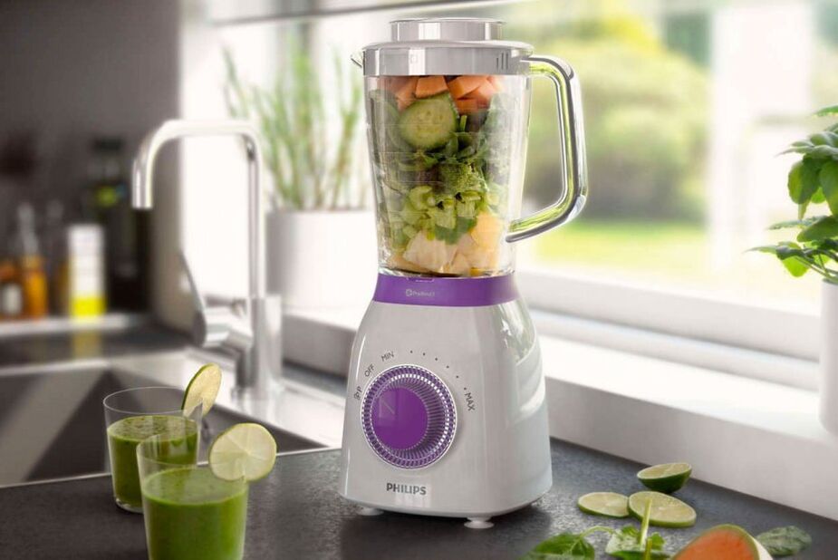 preparing a smoothie for weight loss in a blender